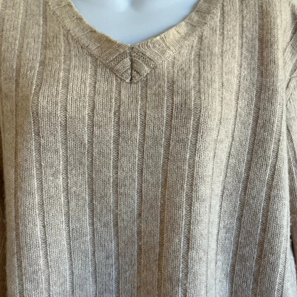 Timberland Women's (Unisex) Lambswool Oversized V Neck Sweater, Beige Size XL - Picture 3 of 11